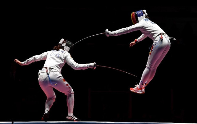 Pha kiếm đẹp mắt giữa hai kiếm thủ A-na Pô-pét-xcu (Ru-ma-ni) và An-ki Xu (Trung Quốc) tại Ô-lim-pích Ri-ô 2016.