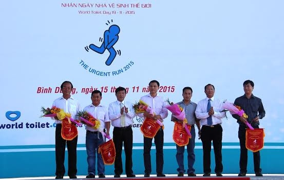 Lãnh đạo tỉnh Bình Dương tặng cờ lưu niệm cho các đơn vị tổ chức.