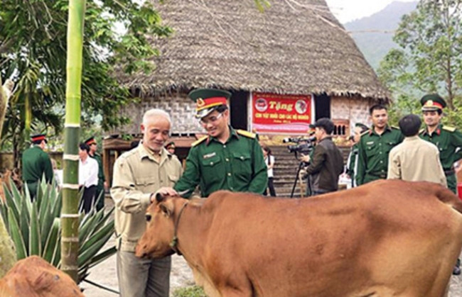 Đại diện Bộ Chỉ huy Quân sự TP Đà Nẵng tặng bò giống cho người dân nghèo ở xã Hòa Bắc, huyện Hòa Vang.