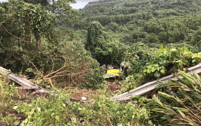 Chiếc xe khách lật ngược sau khi đâm gãy một cây to dưới vực.