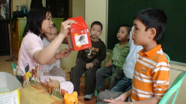 Giờ học tại Trung tâm tư vấn phát hiện sớm và chăm sóc trẻ em khuyết tật trí tuệ Sao Mai (Hà Nội).
