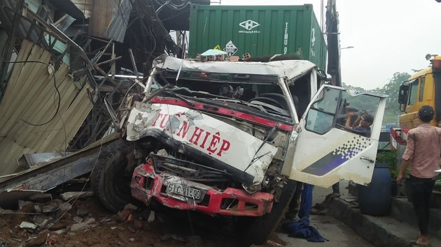 Đầu xe container nát vụn.