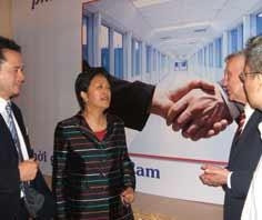 Bà Tôn Nữ Thị Ninh trao đổi kinh
nghiệm cùng các ông: Trần Sĩ Chương,
W.Carnahan, Lương Văn Lý tại hội
thảo sáng 10-4.