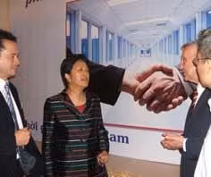 Bà Tôn Nữ Thị Ninh trao đổi kinh
nghiệm cùng các ông: Trần Sĩ Chương,
W.Carnahan, Lương Văn Lý tại hội
thảo sáng 10-4.