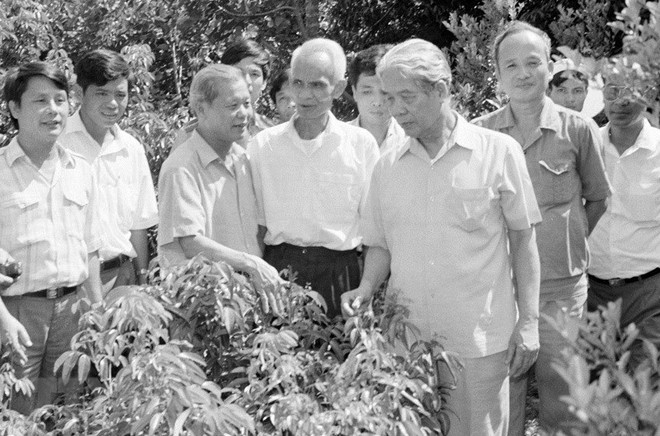Tổng Bí thư Đỗ Mười thăm một hộ làm kinh tế giỏi ở thị trấn Chũ, huyện Lục Ngạn, tỉnh Bắc Giang (tháng 9-1994). (Ảnh: Xuân Lâm/TTXVN)