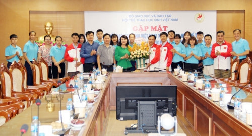 Thứ trưởng GD-ĐT Nguyễn Thị Nghĩa gặp mặt đoàn trước khi lên đường thi đấu (Ảnh: Báo Giáo dục và Thời đại)