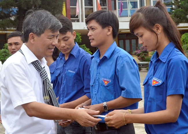 GS, TS Nguyễn Anh Trí trao thẻ nhóm máu cho các thành viên "ngân hàng máu sống" ở Lý Sơn (Quảng Ngãi).