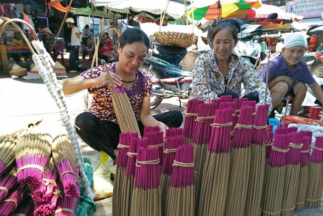 Sản phẩm hương được bán tại chợ Kỳ Lừa (TP Lạng Sơn).