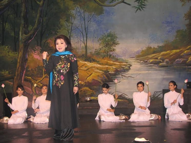 Nghệ sĩ Bạch Tuyết trong một chuyến lưu diễn tại Mỹ.