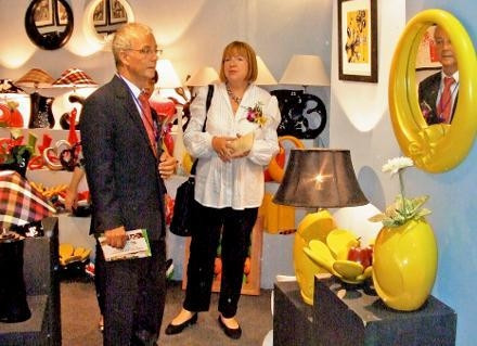 Ðại diện các doanh nghiệp nước ngoài tìm hiểu sản phẩm thủ công mỹ nghệ tại một triển lãm ở TP Hồ Chí Minh.