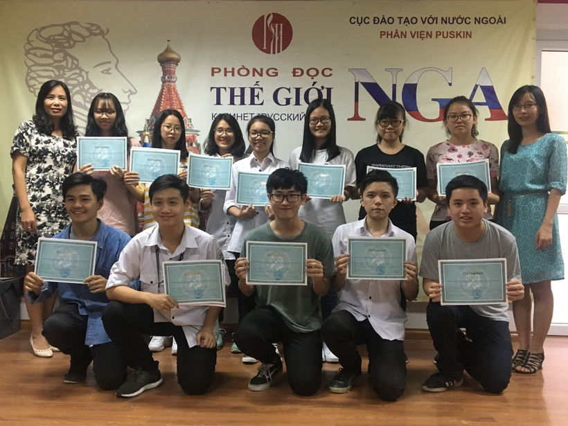 Học sinh nhận chứng chỉ trình độ A2 (Ảnh: Phân viện Puskin)