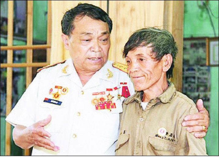 Cựu chiến binh Ngô Xuân Tự (người bên trái) thăm hỏi đồng đội cũ.