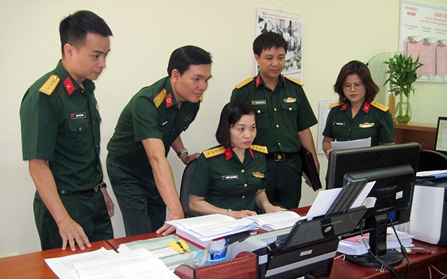 Cán bộ Văn phòng Học viện Quân y trao đổi kinh nghiệm ứng dụng công nghệ thông tin trong công tác văn phòng.