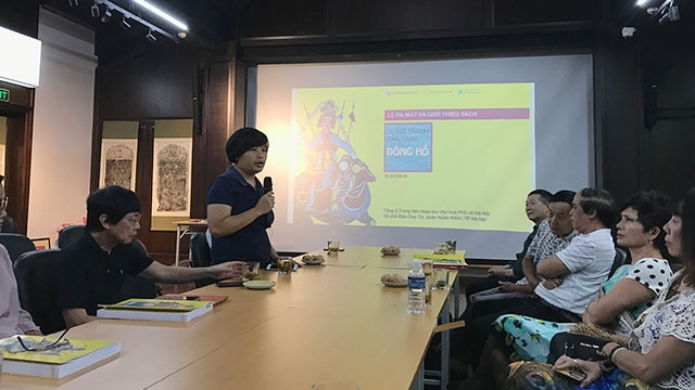 Nhà sưu tập Nguyễn Thị Thu Hòa chia sẻ tại buổi ra mắt sách.