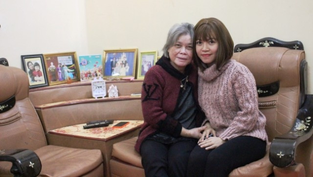 Cô giáo trẻ Nguyễn Phạm Thanh Hằng bên người mẹ già.