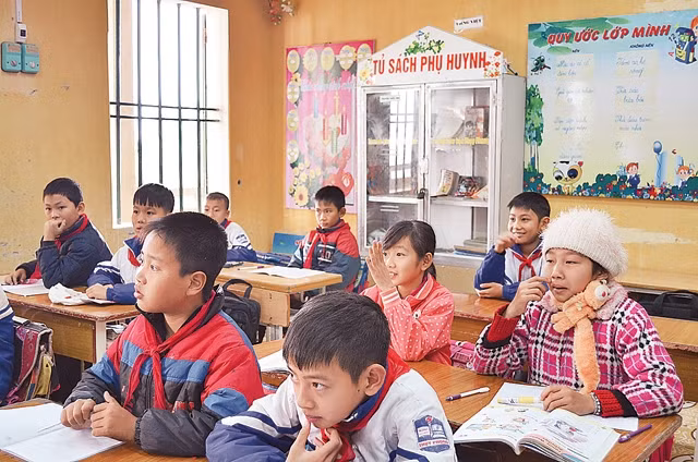 Tủ sách phụ huynh được đặt trong các lớp học của Trường tiểu học Thụy Phong.