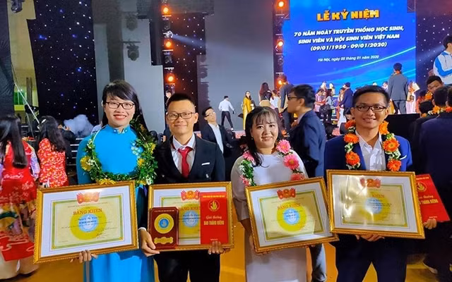 Nguyễn Thị Hồng Cúc (ngoài cùng bên trái) giành giải thưởng “Sao tháng Giêng” và ba lần được tuyên dương “Sinh viên 5 tốt” cấp Trung ương.