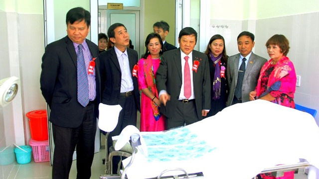 Thứ trưởng Bộ Y tế Nguyễn Viết Tiến thăm quan các phòng chức năng của Trung tâm tư vấn và dịch vụ SKSS.