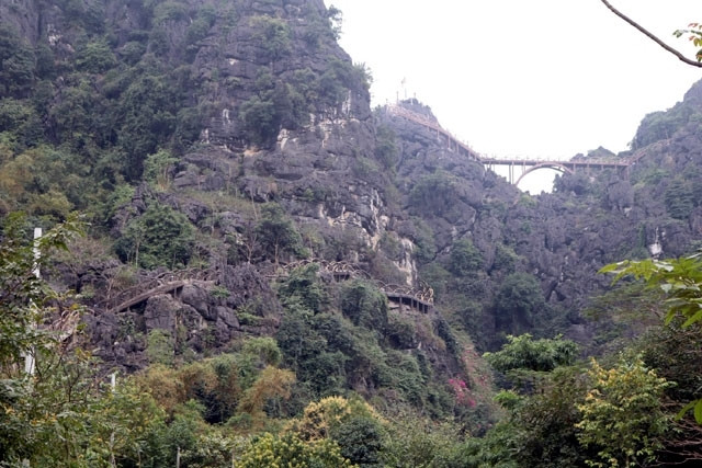 Công trình xây dựng trái phép "Tràng An cổ". Ảnh: ĐỖ TẤN