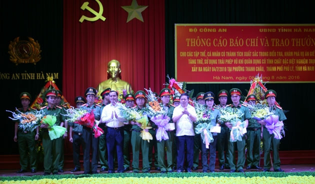 Khen thưởng đội ngũ phá án giết người đặc biệt nghiêm trọng ở Hà Nam