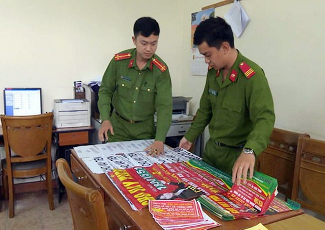 Công an TP Đà Lạt (Lâm Đồng) thu hồi tờ rơi quảng cáo dịch vụ cho vay tiền. Ảnh: Đức Huy