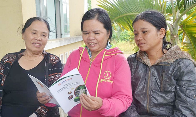 Các thành viên Câu lạc bộ Phụ nữ với pháp luật không chỉ tuyên truyền pháp luật mà còn trao đổi kinh nghiệm trong việc làm kinh tế.
