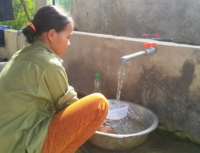 Người dân ở nhiều khu TĐC, huyện Vũ Quang (Hà Tĩnh), vẫn phải sử dụng nước sinh hoạt bị nhiễm phèn.