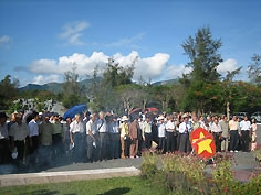 Đoàn cựu tù chính trị viếng các anh hùng liệt sĩ tại nghĩa trang Hàng Dương.