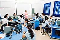 Học với trang thiết bị hiện đại
là một trong những yêu cầu cần
thiết của mô hình trường tiên tiến.