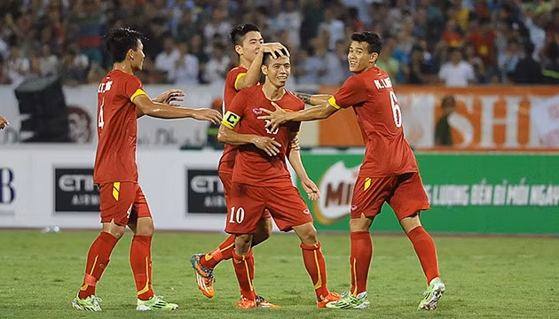 Văn Quyết ăn mừng bàn thắng cùng đồng đội. (ảnh: Linh Phan)