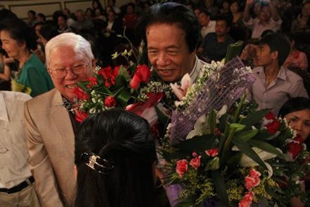 Nhạc sĩ Hoàng Dương với khán giả.