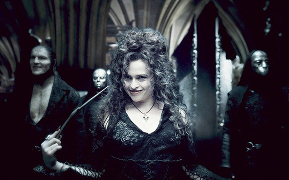 "Nữ hoàng phản diện" - góc khuất sau hào quang