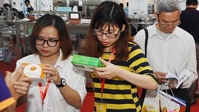 Tìm hiểu xuất xứ các loại thuốc. Ảnh: HẢI NAM