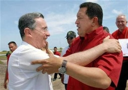 Tổng thống Venezuela H. Chavez (phải)<br>và Tổng thống Colombia A. Uribe tại<br>lễ khánh thành đường ống dẫn<br>khí đốt 