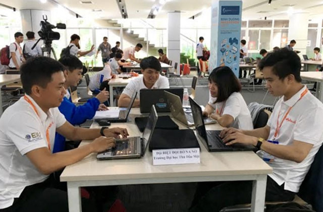 Thí sinh của các đội tham gia Cuộc thi tin học Hackathon năm 2017.