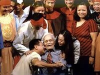 Đạo diễn Anh Tú và diễn viên Quách Thu Phương cùng các diễn viên chúc mừng thi sĩ Hoàng Cầm sau đêm diễn tập cuối cù