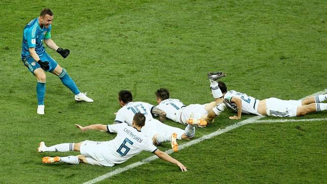 Chủ nhà Nga tiếp tục tạo nên “địa chấn” ở kỳ World Cup đầu tiên được tổ chức trên sân nhà bằng việc bất ngờ loại ứng cử viên nặng ký cho chức vô địch, Tây Ban Nha sau loạt đá luân lưu cân não. (Ảnh: F