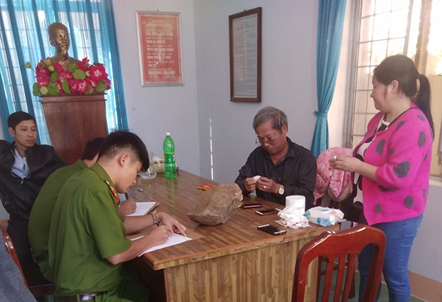 Công an phường Nguyễn Trãi TP Kon Tum lấy lời khai của phóng viên Hoàng Đình Chiểu để làm rõ sự việc.