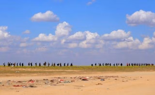 Dòng người rời khu vực Baghouz, tỉnh Deir Al Zor, ngày 6-3. (Ảnh: Reuters)