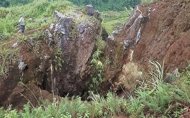 Hố sâu do khai thác mỏ tại thôn Phia Khao, xã Bản Thi, huyện Chợ Ðồn (Bắc Cạn).