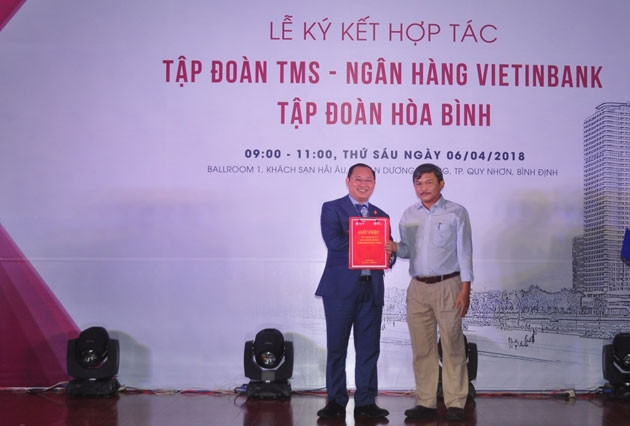 Ông Trần Viết Bảo - Phó giám đốc Sở Xây dựng Bình Định trao Giấy phép xây dựng dự án TMS Quy Nhơn cho ông Nguyễn Việt Thung - Tổng Giám đốc TMS Group.