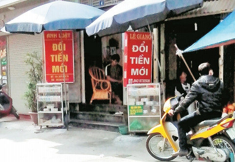 Các quầy đổi tiền hoạt động công khai tại lối vào đền Ghềnh, phố Phú Viên, phường Bồ Đề, quận Long Biên.