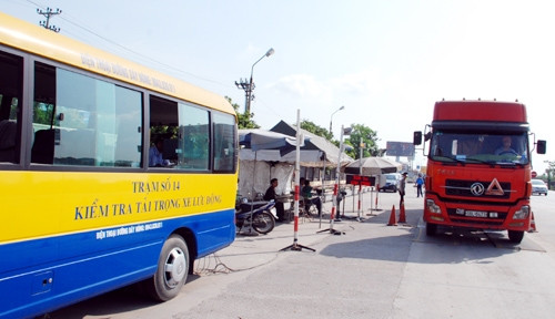 Kiểm tra xe ô-tô quá tải tại Trạm kiểm tra tải trọng xe lưu động tỉnh Hải Dương trên QL 5.