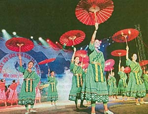 Biểu diễn múa, hát trong Ngày hội văn hóa dân tộc Mông tại Mộc Châu (Sơn La).