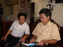 Phó Chánh Thanh tra Sở y tế Hà Tây Hà Huy Hưng (bên phải) kiểm tra và lập biên bản vi phạm đối với nhà thuốc Hải Chừn