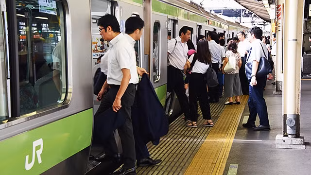 Giao thông công cộng tại Tokyo đang bị quá tải. Ảnh: AFP