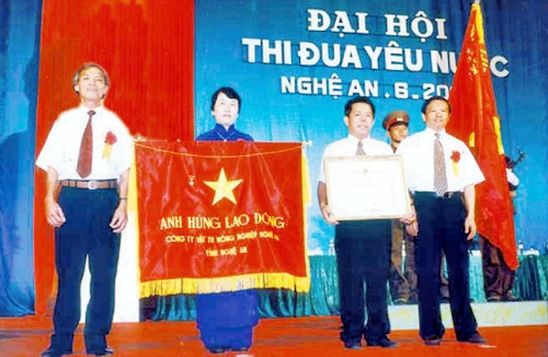 Tổng công ty Vật tư Nông nghiệp Nghệ An vinh dự đón nhận Danh hiệu Anh hùng Lao động thời kỳ đổi mới.