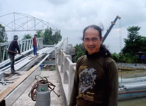 Anh Sáu Quý bên công trình cầu treo trên tuyến kênh Mướp Văn (Thoại Sơn, An Giang).