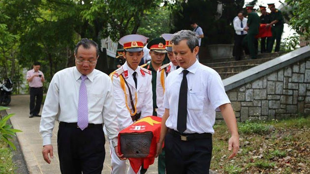 Tiễn đưa các anh hùng liệt sĩ đến nơi an nghỉ cuối cùng.