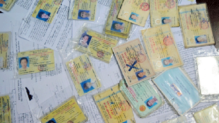  Hàng loạt giấy tờ giả liên quan ô-tô bị Cảnh sát giao thông Thừa Thiên - Huế phát hiện, thu giữ. Ảnh: THẢO VI